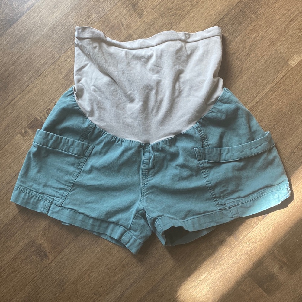 A pea in the pod shorts size L